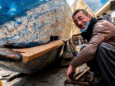E poi conosciamo il 50enne Francesco De Marzo, mentre � intento a incastrare un pezzo di legno sagomato tra le altre assi dello scafo